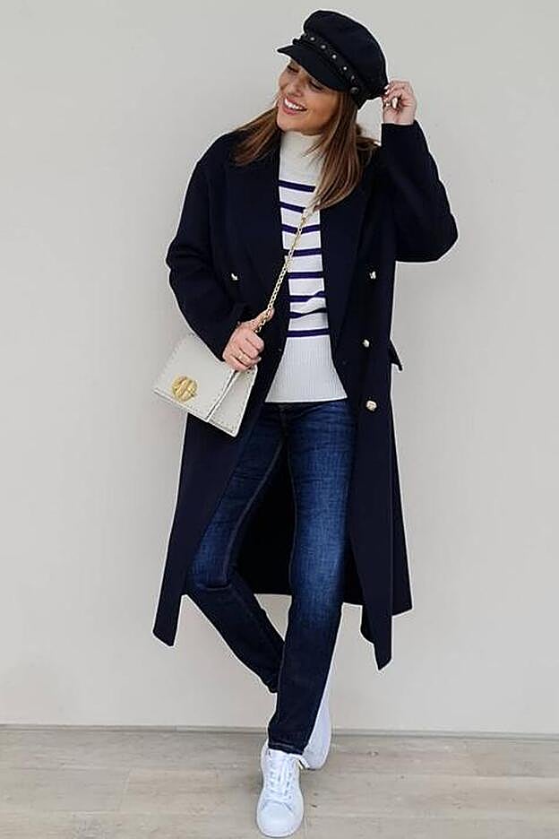 Con este look, protagonizado por vaqueros, un jersey de rayas y un abrigo masculino, Paula ha vuelto a arrasar.