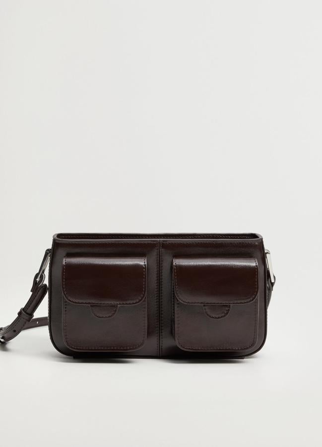 En marrón chocolate, este bolso bandolera cuenta con dos bolsillos delanteros y cierre de cremallera en la parte posterior. Tiene un precio de 29,99 euros.