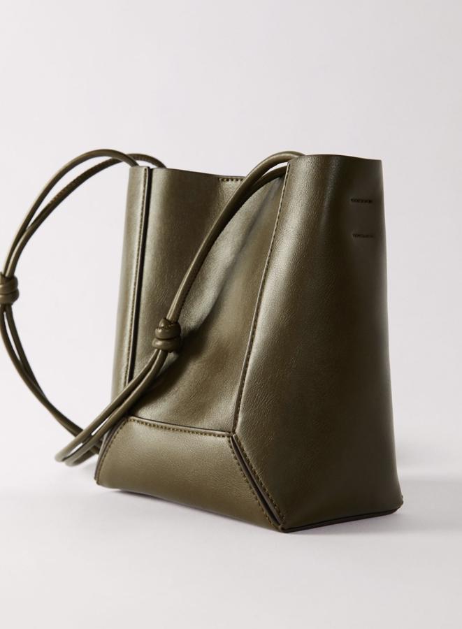 Este bolso bandolera de tamaño mediano en color verde caqui cuenta con un asa larga y forro interior de piel. Tiene un precio de 19,99 euros.