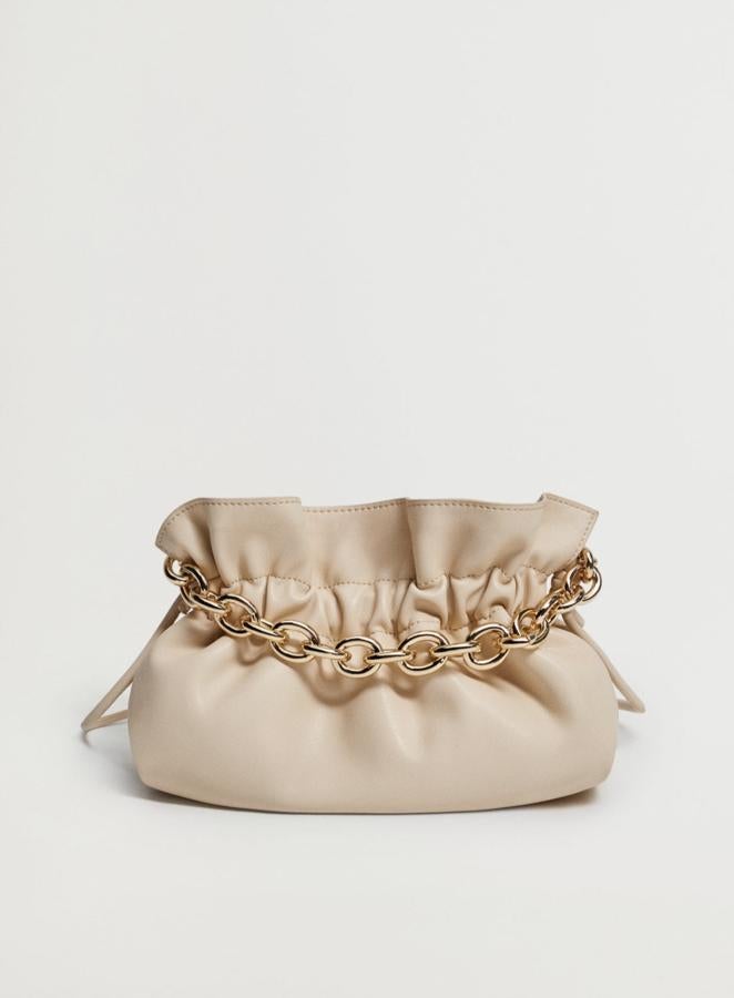 Disponible en crudo o en negro, este bolso tipo saco cuenta con asa de cadena tipo bandolera y cierre metálico de imán. Tiene un precio de 25,99 euros.