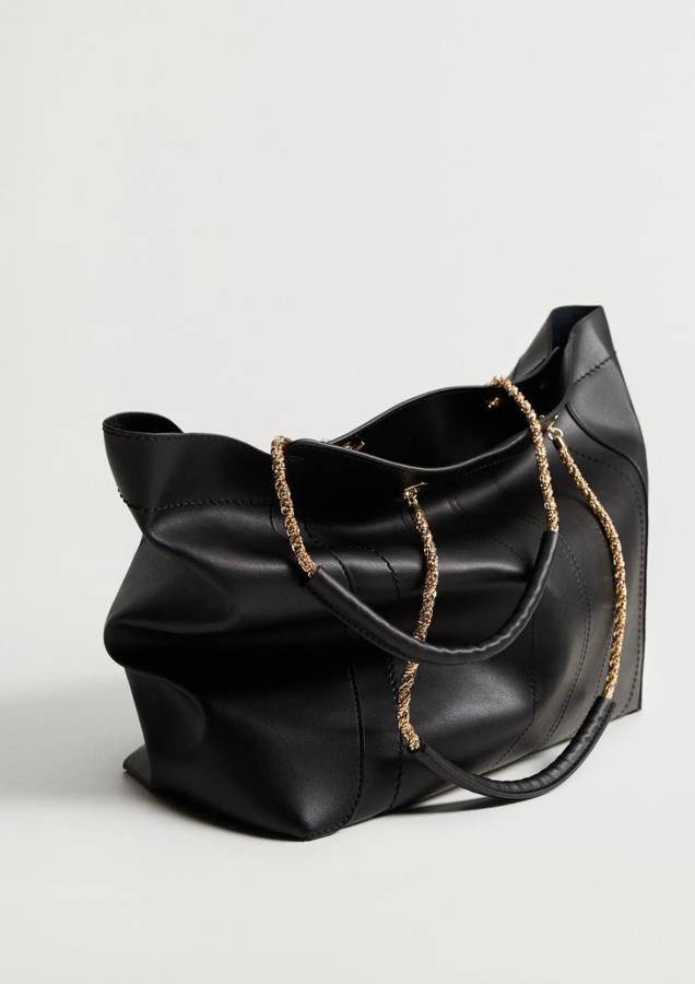 En color negro, este bolso shopper de tamaño grande cuenta con asa de cadena en color dorado y tiene un precio de 29,99 euros.