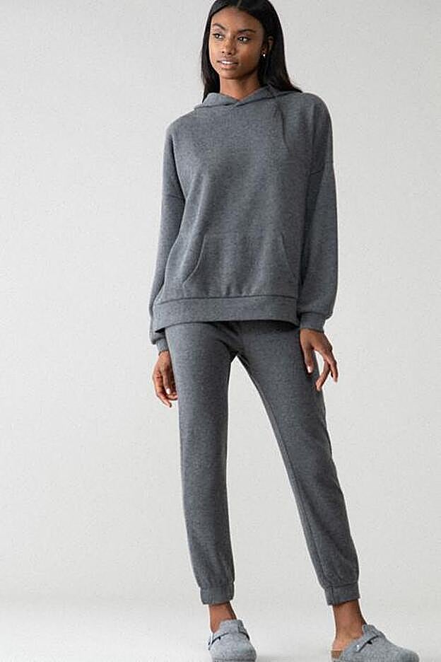 Con diseño holgado, este cómodo chándal es de Lefties y resulta de lo más favorecedor.