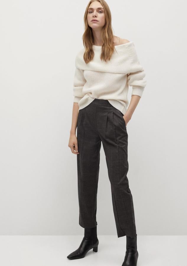 Disponible en marrón o gris, este pantalón con pinzas y cintura elástica cuenta con forro interior y bolsillos laterales. Es de Mango y tiene un precio de 29,99 euros.