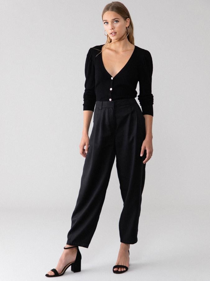 Disponible en negro, marrón o mostaza, este pantalón de tiro alto con pinzas delanteras y bolsillos laterales es de Lefties y tiene un precio de 15,99 euros.