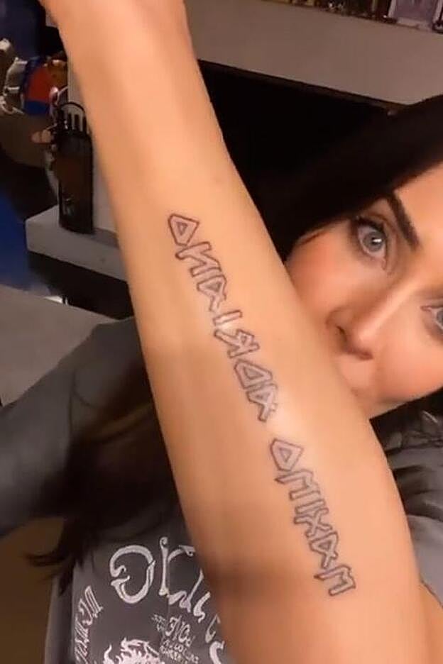 De gran tamaño y con la tipografía de uno de sus grupos favoritos, Pilar se ha tatuado el nombre de su cuarto hijo.