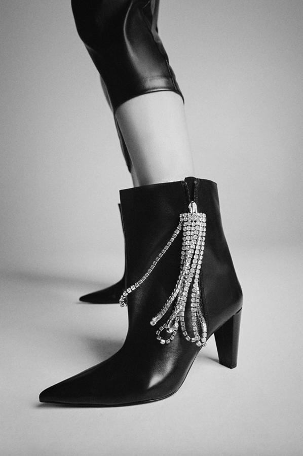 Estos botines de tacón de piel en color negro son de Zara y vienen con tacón medio forrado, acabado en punta y cierre mediante cremallera lateral con detalle de flecos con brillos. Cuestan 119 euros y están disponibles entre los números 36 y 41.