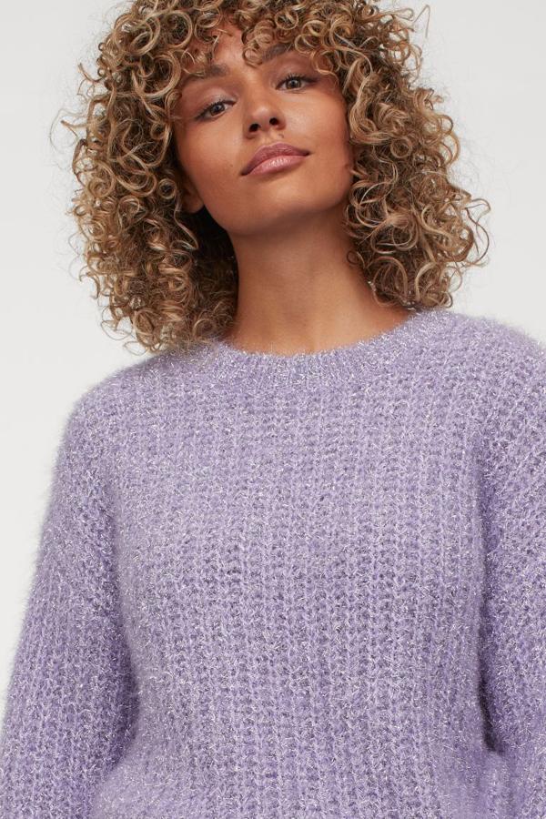 Para aquellas que quieran seguir confiando sus looks al color tendencia del año H&M ha lanzado este jersey de punto de canalé con hilos brillantes en la trama. De diseño con hombros caídos, tiene el cuello, los puños y el bajo en punto elástico. Cuesta 24,99 euros y si queremos comprarlo en la web debemos apuntarnos en la lista de espera.