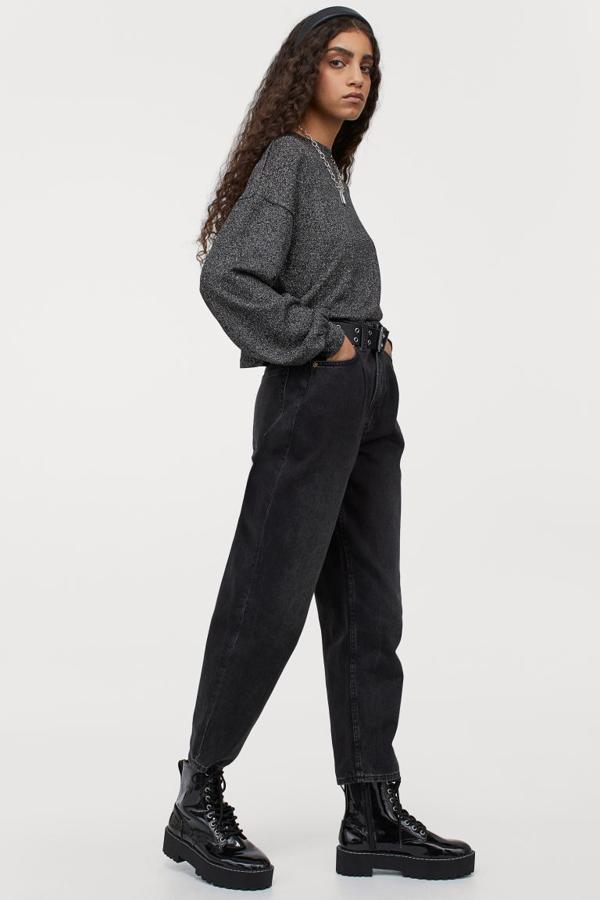 En H&M hemos encontrado este jersey en punto fino suave con hilos brillantes en la trama que viene con mangas voluminosas, hombros marcadamente caídos y bajo recto. Cuesta 14,99 euros y podemos encontrarlo entre las tallas XS y XL.