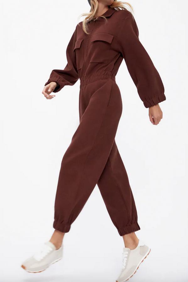 Con cintura elástica y cierre frontal de cremallera metálica, este mono de punto de Zara en color chocolate viene con cuello solapa y manga larga, bolsillos de plastrón con solapa en la pechera y bolsillos laterales ocultos en la costura. Cuesta 49,95 euros y está disponible en las tallas S, M y L.