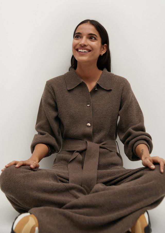 Mangas largas abullonadas y cinturón a tono extraíble para este mono marrón de punto de Mango que tiene cierre frontal de botones. Podemos encontrarlo entre las tallas XS L por 59,99 euros.