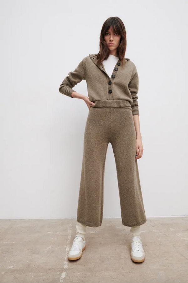 Confeccionado con al menos un 25% de poliéster reciclado, este mono de Zara viene con cuello subido con capucha y manga larga, cintura elástica y pernera ancha. Con cierre frontal con botones, cuesta 29,95 euros y está disponible en las tallas S, M y L.