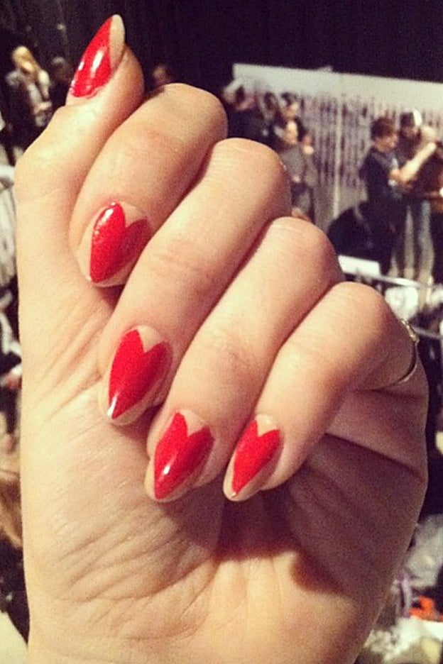 Una espectacular manicura roja que dibuja un corazón sobre cada uña.