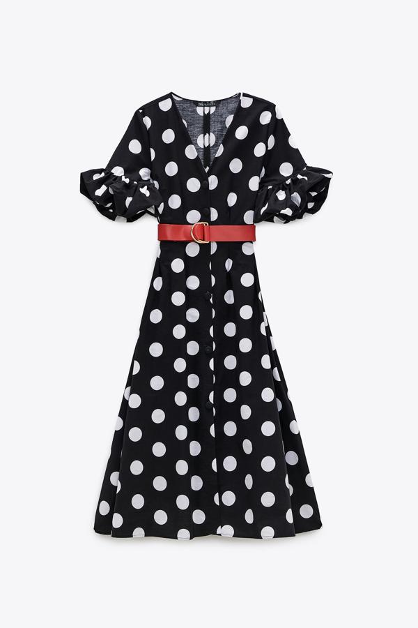 Vestido midi tipo bata con manga corta de volantes y cinturón, de Zara (39,95 €).