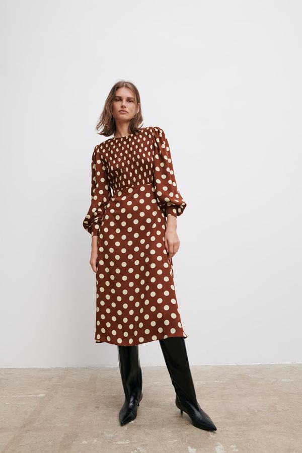 Vestido midi con manga larga abullonada, de Zara (39,95 €).