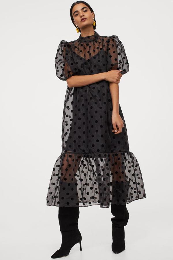 Vestido midi de organza con manga corta abullonada, de H&M (34,99 €).