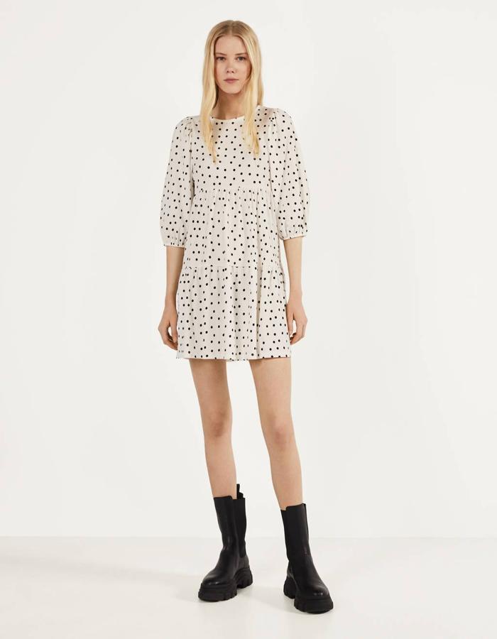 Vestido de cuello redondo y manga francesa, de Bershka (19,99 €).