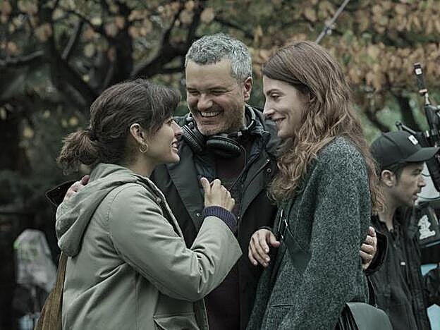 Cuesta y Lennie junto a Carlos Montero en un momento del rodaje.