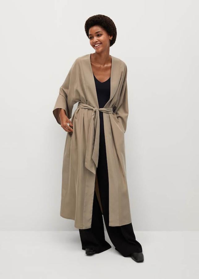 Caftán largo con bolsillo laterales y manga larga, de Mango (59,99 €).