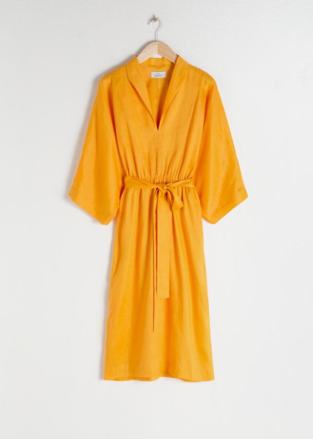 Caftán de lino con cuello de solapas y manga francesa, de &other Stories (30 €).