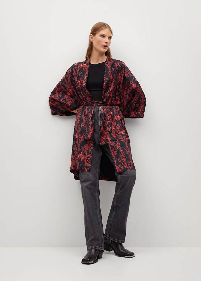 Caftán de tejido fluido con estampados, de Mango (49,99 €).