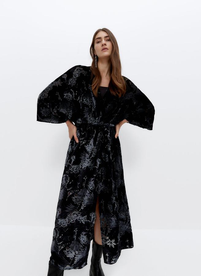 Caftán de terciopelo negro bordado, de Uterqüe (119 €).