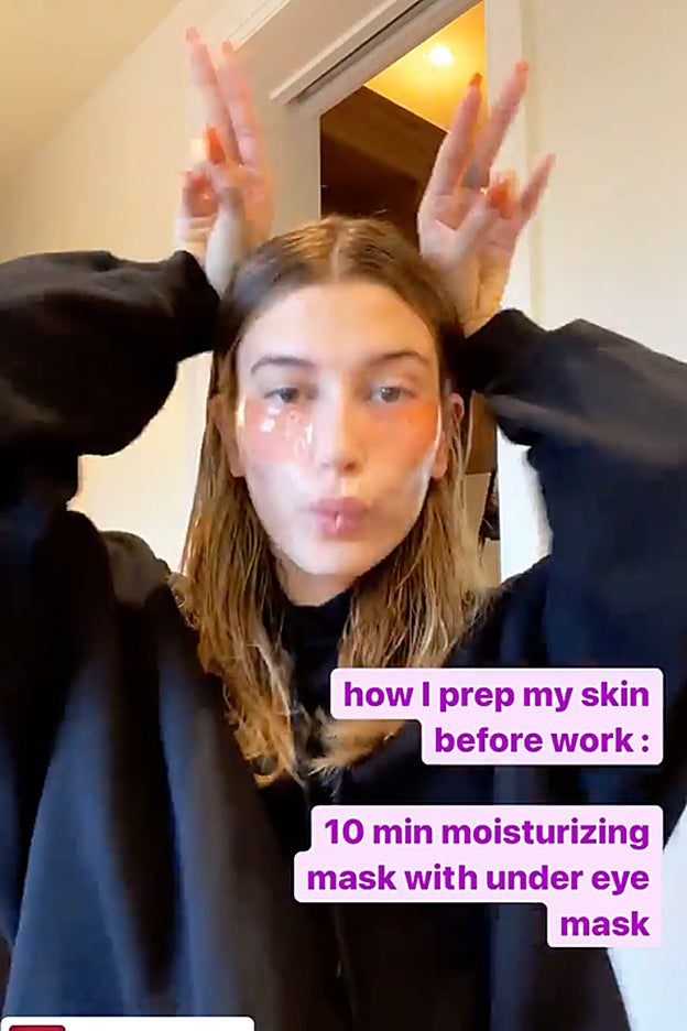 Hailey Bieber muestra la mascarilla para el contorno de ojos que utiliza rutinariamente.