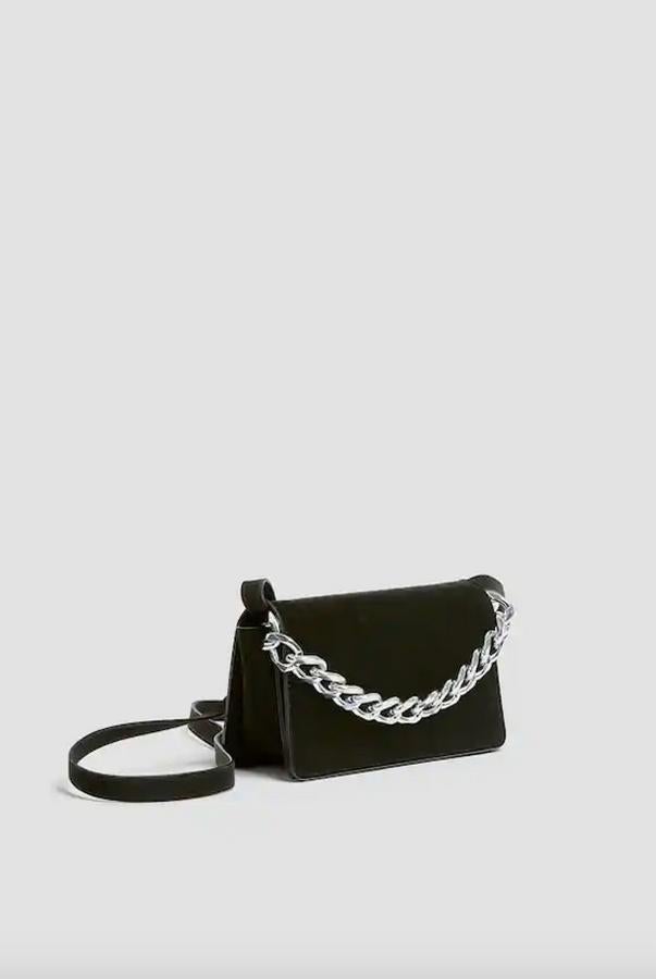 Con detalle de cadena XXL, este bolso bandolera en color negro con cierre de solapa y asa de hombro a tono es te Pull&Bear, costaba 12,99 euros y ahora podemos comprarlo por 9,09 euros.