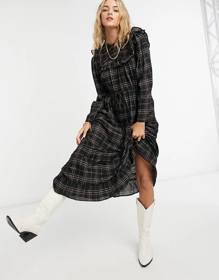 En color negro con cuadros en blanco y marrón, este vestido viene con cuello subido, detalle de pechera con volantes y cintura con cordón ajustable. Es de Only y está disponible en Asos entre las tallas XS y XL, costaba 48,99 euros y ahora podemos comprarlo por 44,05 euros.