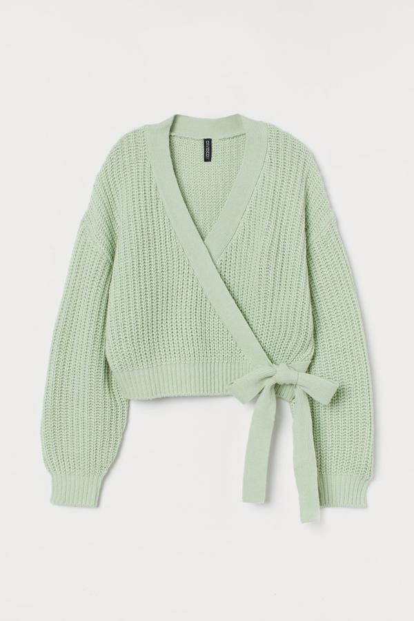 Chaqueta verde cruzada de punto de H&M (19,99 euros) Uno de los colores más favorecedores para los fríos días de invierno