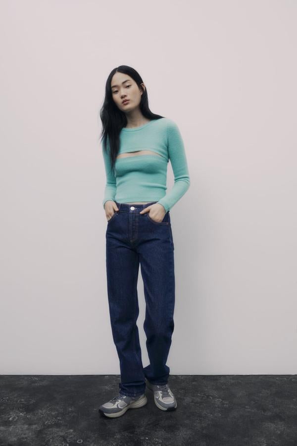 Top bandeau de punto con apertura en el escote y vaqueros rectos de corte masculino, todo de Zara.