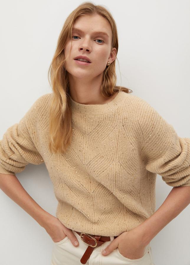 Jersey de punto con lentejuelas de Mango (29,99 euros) En color caramelo y con un bonito calado. ¿Lo mejor? el discreto toque de brillo