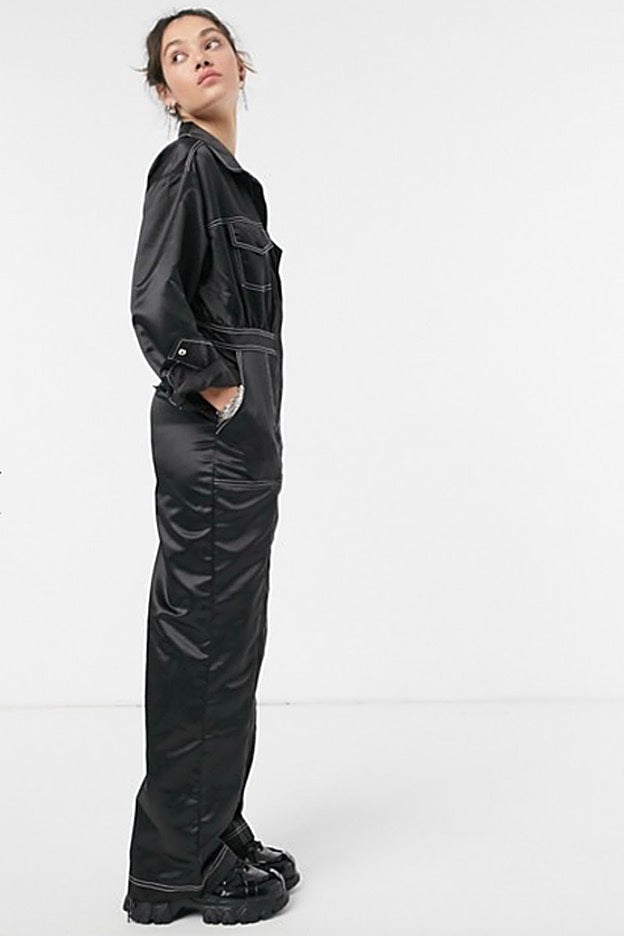 Mono 'worker' confeccionado en satén negro de Collusion.