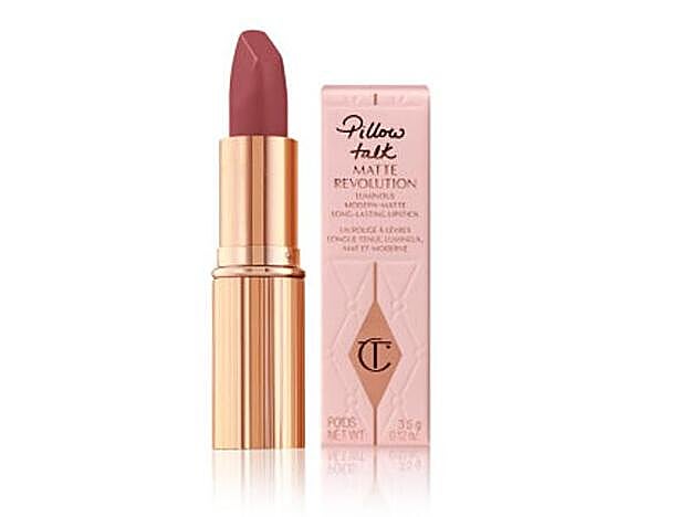 Sofia aplica por último el Pillow Talk Medium Matte Revolution (32 euros).