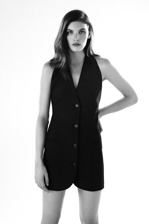 Vestido negro de fiesta de Zara (59,99 euros) El clásico LBD actualizado con escote halter y botones.
