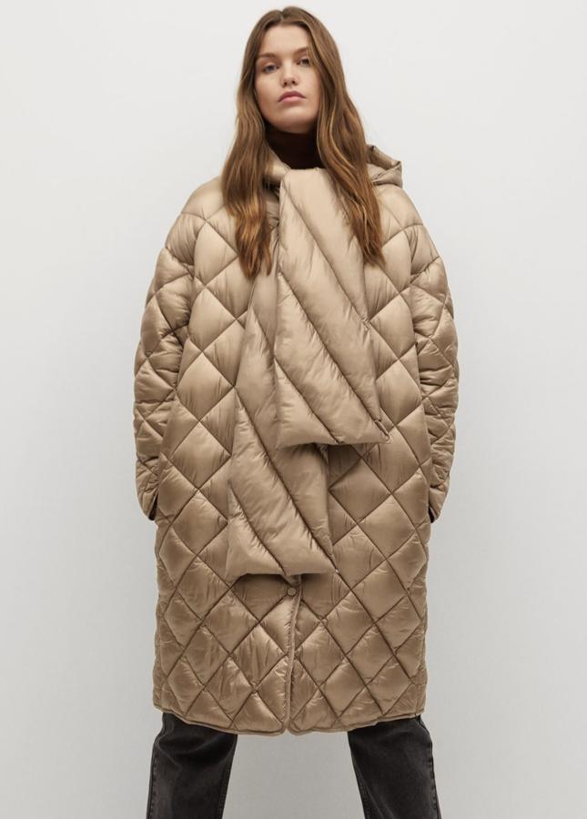 Este anorak acolchado tamaño XL en color beige y cuello bufanda cuenta con capucha desmontable y cierre de botones a presión. Es de Mango y tiene un precio de 99,99 euros.