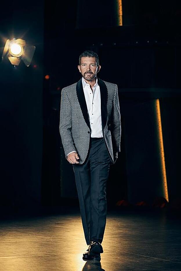 Camisa de smoking de jaretas de Mirto. Pantalón de smoking negro de Pedro del Hierro. Chaqueta de smoking en terciopelo estampado de Mirto. Calcetines de Punto Blanco. Zapatos negros atados de Massimo dutti.