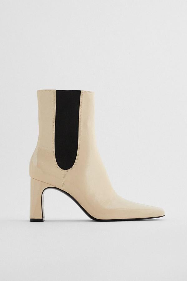 En charol color crudo de efecto rugoso combinado con elástico negro, este botín con tacón de 8 centímetros es de Zara y tiene un precio rebajado de 29,99 euros.