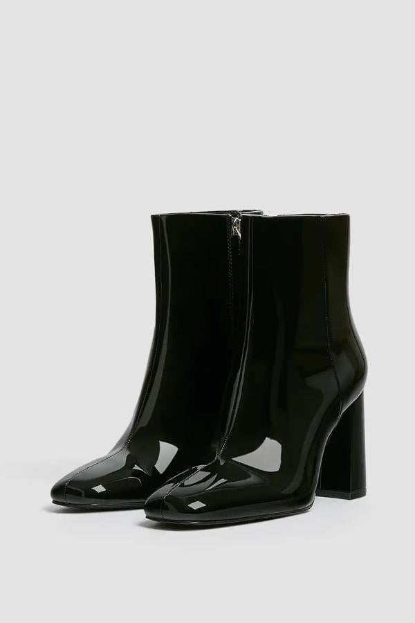 Este botín en charol de color negro y tacón ancho de 8,5 centímetros cuenta con punta cuadrada y cremallera en la parte interior. Es de Pull & Bear y tiene un precio de 35,99 euros.