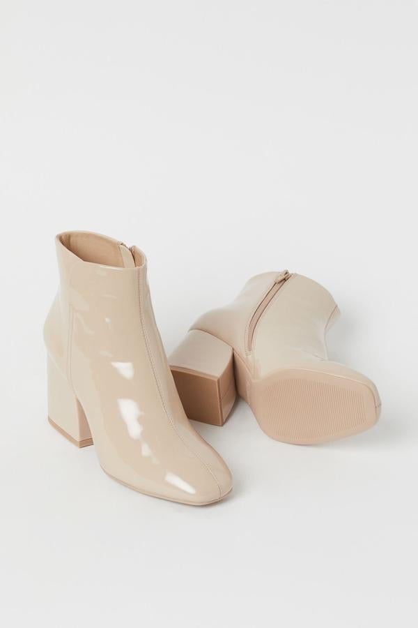 Disponibles en beige o en negro, estos botines de H&M cuentan con un tacón cuadrado de 7 centímetros de altura y cremallera en un lateral. Tienen un precio de 29,99 euros.
