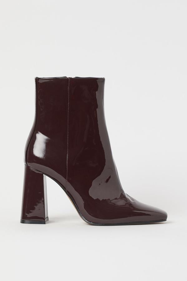 Disponibles en color burdeos, beige o negro, estos botines de charol con tacón cuadrado de 9 centímetros son de H&M y tienen un precio de 39,99 euros.