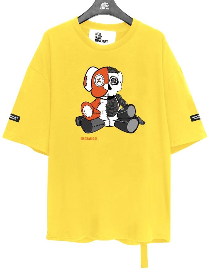 Camsieta de manga corta amarilla con dibujo en tonos grises, de Mod Wave Movement (79,90 euros).