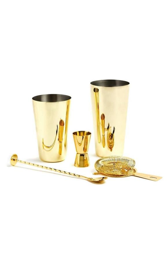 Este completo kit para hacer cócteles en color dorado tiene un precio de 20 euros.