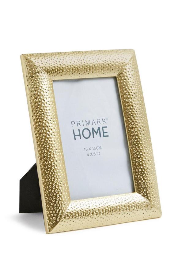 En color dorado, este marco para fotos de 10x15 centímetros con decoración repujada tiene un precio de 4 euros.