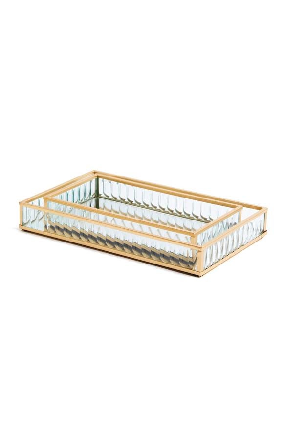 De vidrio acanalado con detalles en dorado, este pack de dos bandejas tiene un precio de 12 euros.