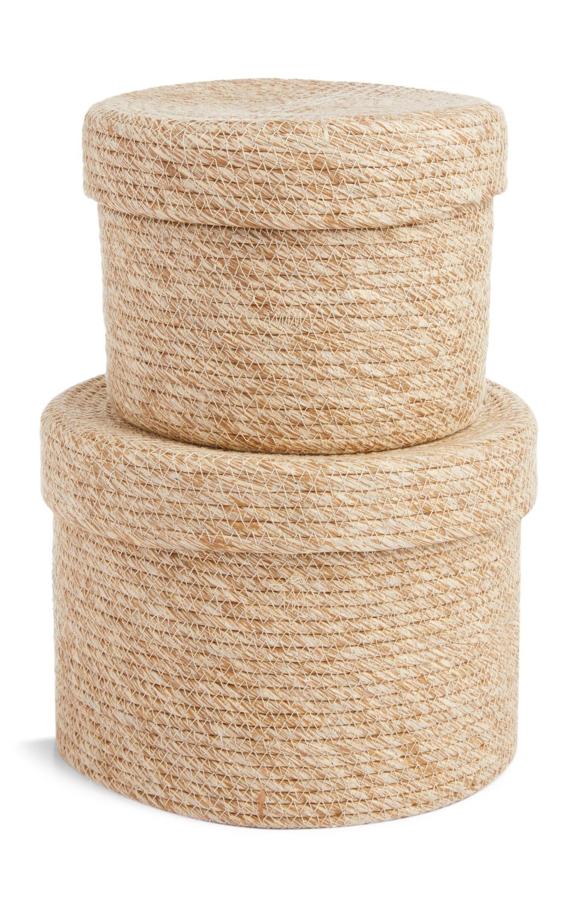 Este pack de dos cestas de diferentes tamaños con tapa tiene un precio de 14 euros.