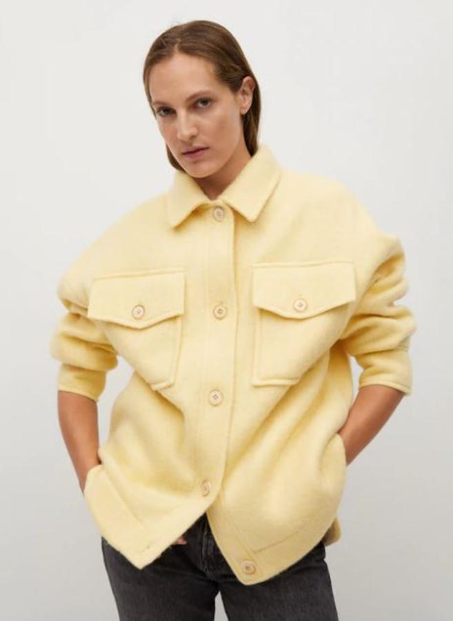 Sobrecamisa tipo chaqueta amarilla de felpa, de Mango (59,99 euros).