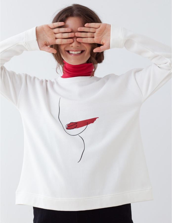 Sudadera blanca con dibujo de labios de Mus&Bombon (49,90 euros).