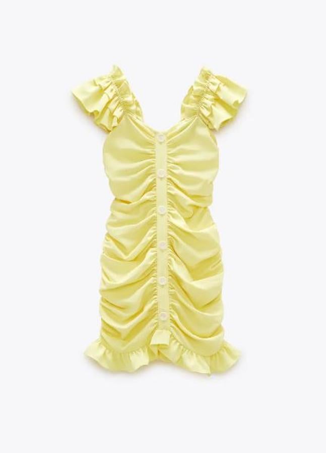 Vestido amarillo con frunces y botones, de Zara (29,95 euros).