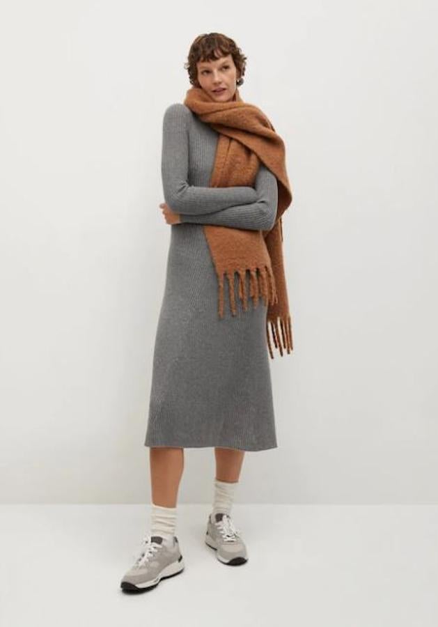 Vestido de punto gris, de Mango (39,99 euros).