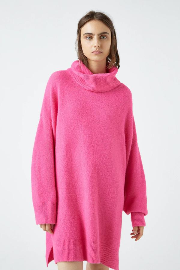 Con cuello vuelto y confeccionado en un tejido ligeramente elástico, este vestido amplio de punto de color rosa está disponible en otros colores. Es de Pull & Bear y tiene un precio rebajado de 20,79 euros.